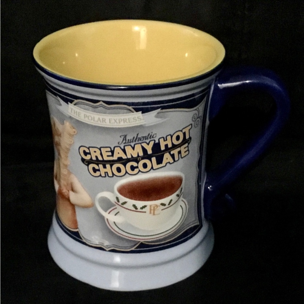 Coffee mug in light blue/yellow. Polar express.